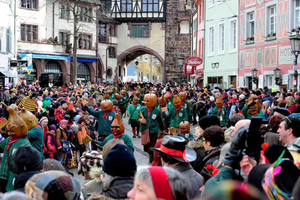 Zehntausende Zuschauer verfolgten am Rosenmontag den Umzug der Narren durch Freiburg.