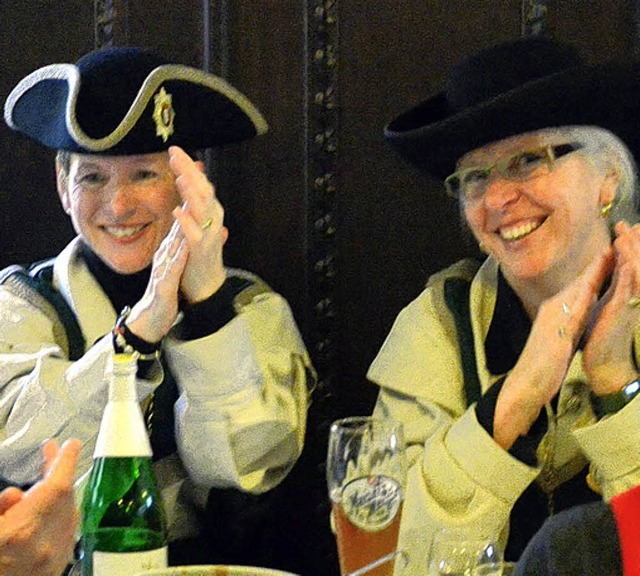 Noch-Brgermeisterin Dammann (links) und OB Heute-Bluhm bei der Ratssuppe.   | Foto: Barbara Ruda