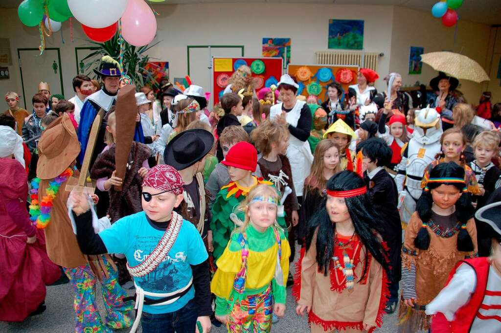 Ausgelassen feierten die Schler der Grundschule Vrstetten  den Schmutzige Dunschdig mit  Rektorin Kordula Pfeifer