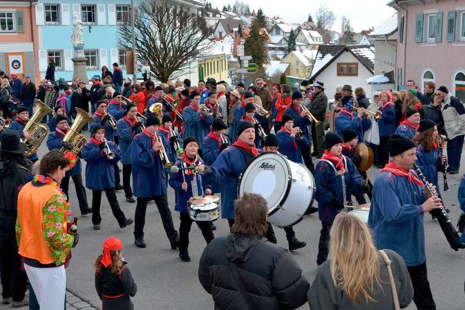 Die Narrenmusik führt den Umzug an. (Foto: Juliane Kühnemund) Die Narrenmusik führt den Umzug an. (Foto: Juliane Kühnemund)
