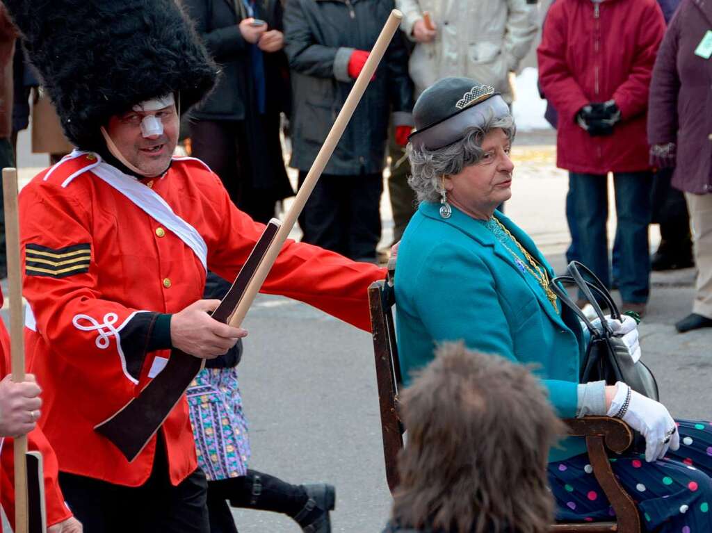 Die Queen zieht auch im Umzug mit.