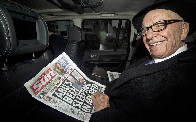 Der 80-jhrige Verleger Rupert Murdoch mit seiner &#8222;Sun&#8220;   | Foto: dpa