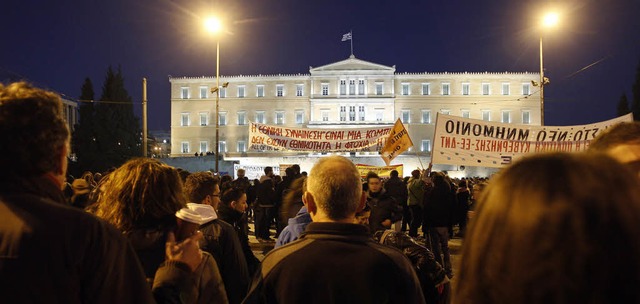 Seit vielen Wochen demonstrieren die G...egen die Sparpolitik ihrer Regierung.   | Foto: dpa