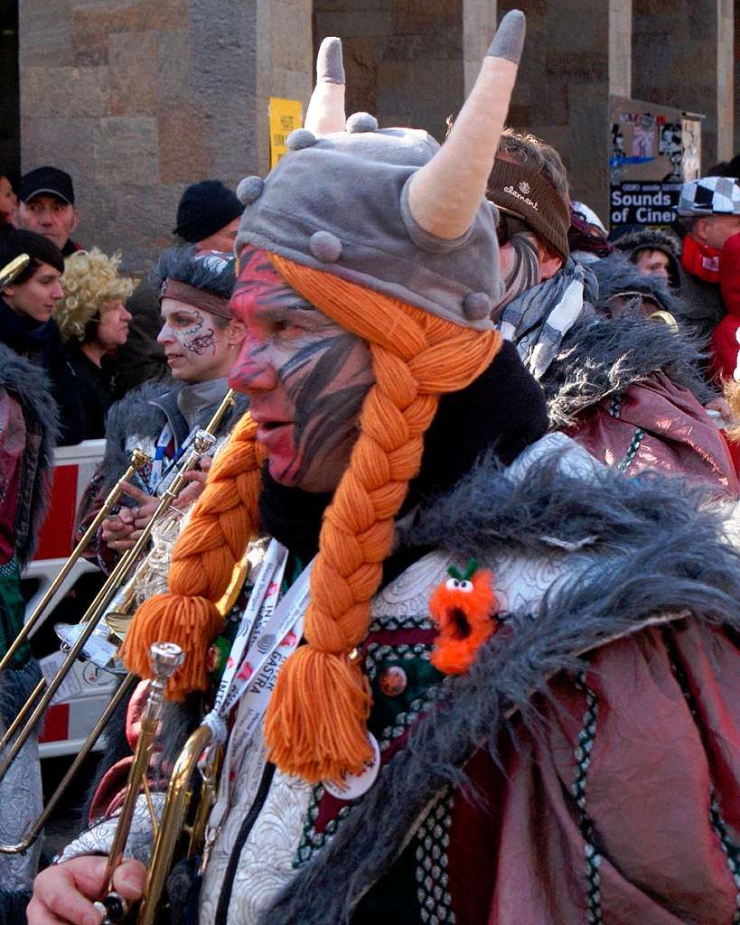 Narri! Narro! Fasnetumzug am Rosenmontag in Freiburg<?ZL?>
