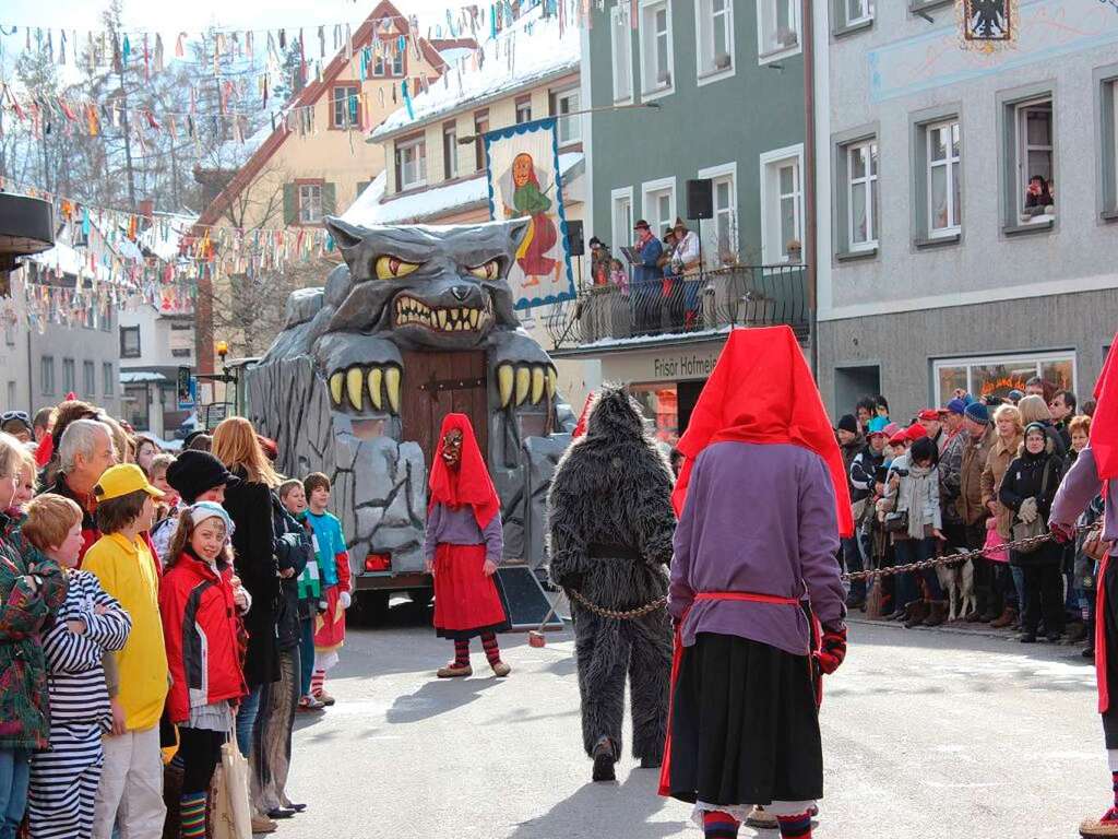 Die Unadinger Wolfgalgenhexen wollten ihren neuen Hexenwagen den Lffingern nicht vorenthalten.