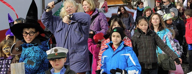 In der Ortsmitte von Marzell wurde bei...htsumzug fleiig getanzt und gesungen.  | Foto: Rolf-Dieter Kanmacher