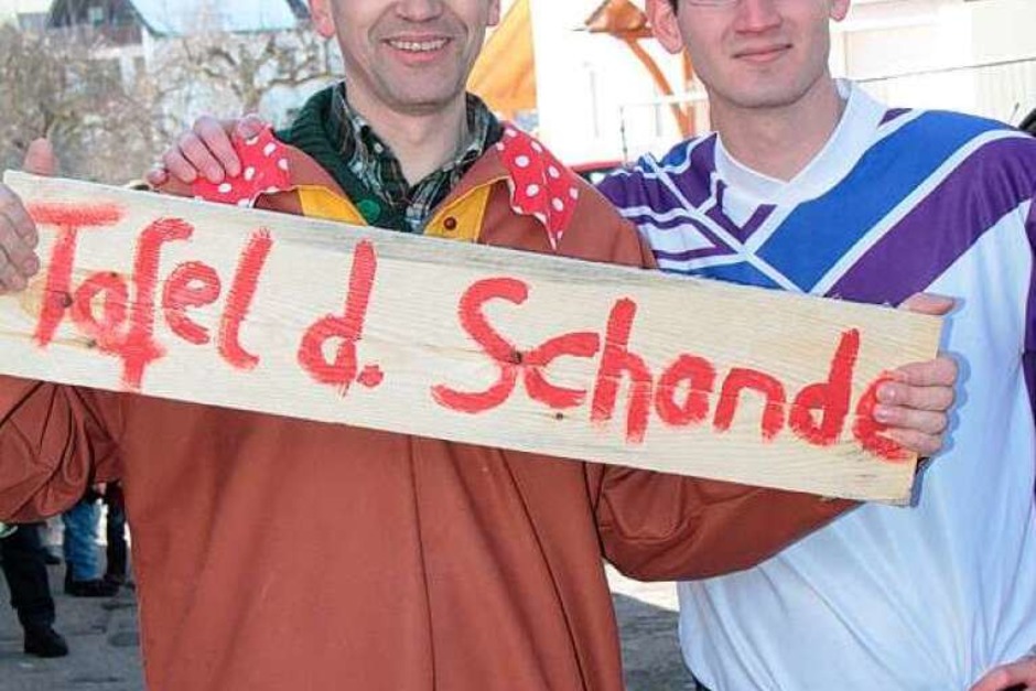 Straßenfasnet in Birkendorf auf dem Rathausplatz zwischen Kirche und Haus der Begegnung (Foto: Wilfried Dieckmann) Straßenfasnet in Birkendorf auf dem Rathausplatz zwischen Kirche und Haus der Begegnung (Foto: Wilfried Dieckmann)