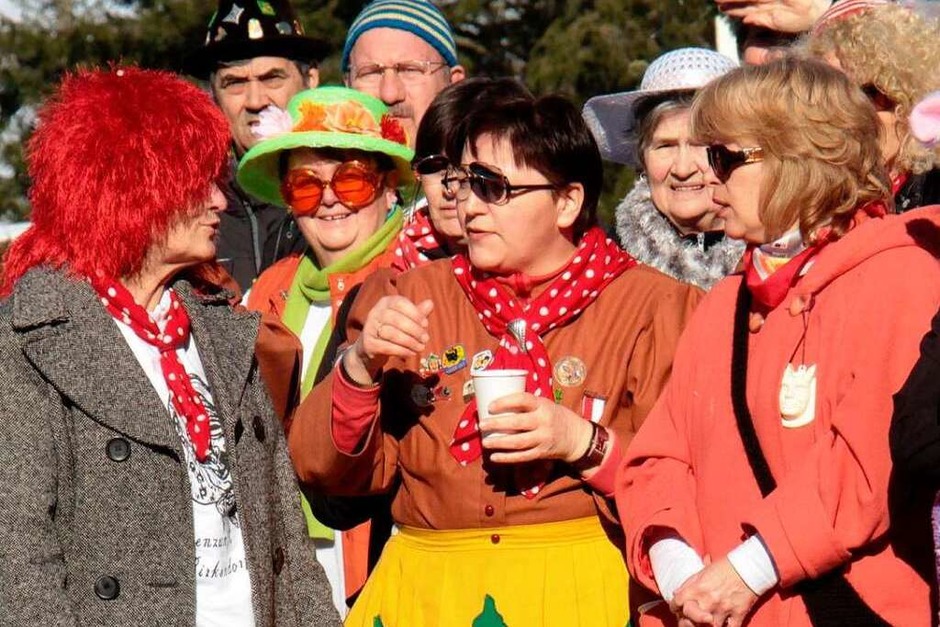 Straßenfasnet in Birkendorf auf dem Rathausplatz zwischen Kirche und Haus der Begegnung (Foto: Wilfried Dieckmann) Straßenfasnet in Birkendorf auf dem Rathausplatz zwischen Kirche und Haus der Begegnung (Foto: Wilfried Dieckmann)
