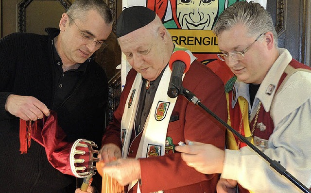 Hans Rohrbach (Mitte)  gab einen bravo... Bild Obergildenmeister Jrg Rosskopf.  | Foto: Sabine Ehrentreich