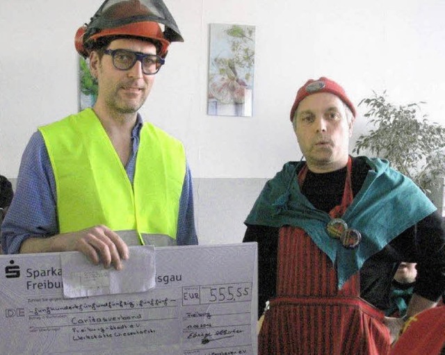 Die Schlosshexen hatten der Caritas-Werkstatt einen Scheck mitgebracht.   | Foto: Privat