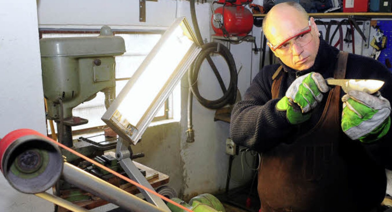 Geschliffen und fr gut befunden: Mess...her Uwe Bechtold in seiner Werkstatt.   | Foto: Thomas Kunz