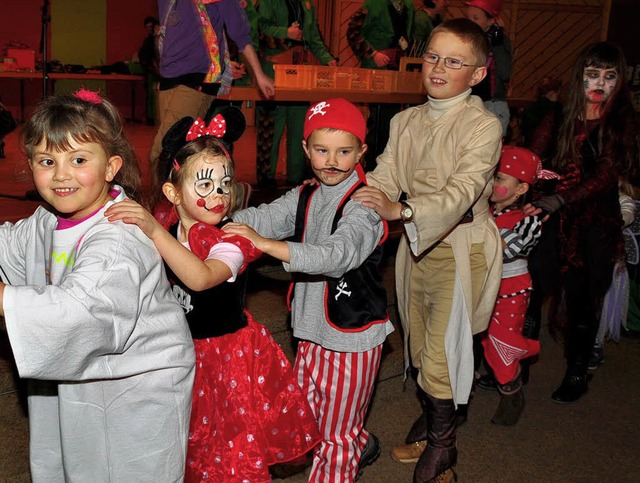 Mit einer Polonaise startete das Progr...derfasnet im Kursaal in Hchenschwand.  | Foto: Stefan Pichler