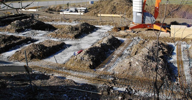 Keine Hnengrber, sondern die Baustel...ie eigentlichen Fundamente betoniert.   | Foto: Ralf Staub