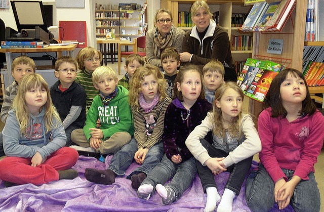 Erinnerungsfoto: die Kinder mit ihren ...sch (rechts) und Christine Scheuring.   | Foto: Josef Faller