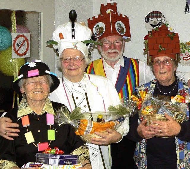 Die originellsten Hte wurden beim Kap...or Rosa Feit (Mitte) und Irene Krug.   | Foto: Georg Diehl