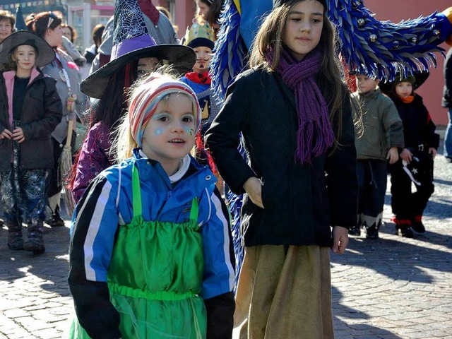 Rund 100 nrrisch verkleidete Kinder s...nstag dem Neuenburger Kinderumzug an.   | Foto: Mnch