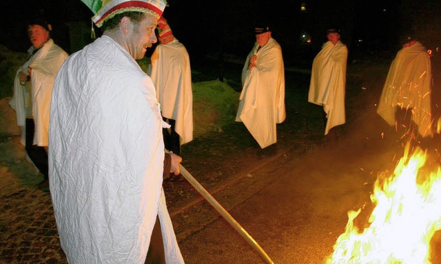 Das war&#8217;s, die Fasnacht ist in F...Andreas Flum hlt mit der Gabel Wache.  | Foto: Peter Schtz