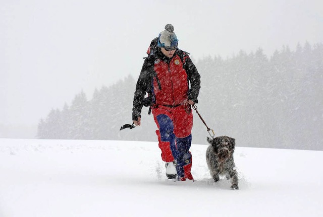 Joschi und sein Herrchen Johannes auf dem Weg zu einem Einsatz.  | Foto: dapd