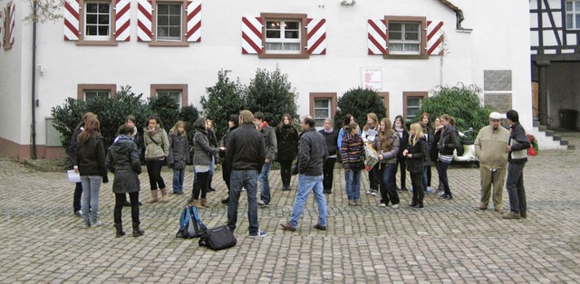 Die Klasse  auf den Umrissen der ehemaligen Synagoge.  | Foto: schule