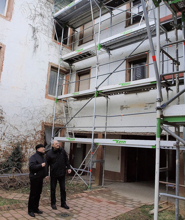 Pfarrhaus-Sanierung: Pfarrer Frank Mar...nnenhof, der zum Foyer ausgebaut wird.  | Foto: Michael Haberer