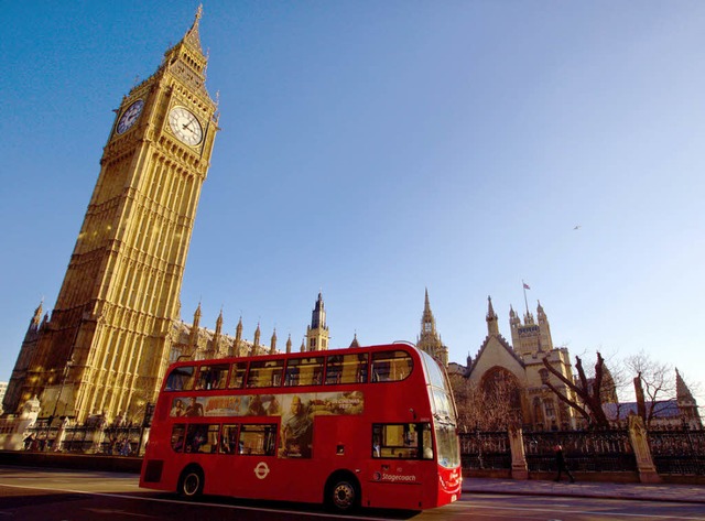 In Schrglage: Der Big Ben ist eines der vielen Wahrzeichen von London.   | Foto:  dpa