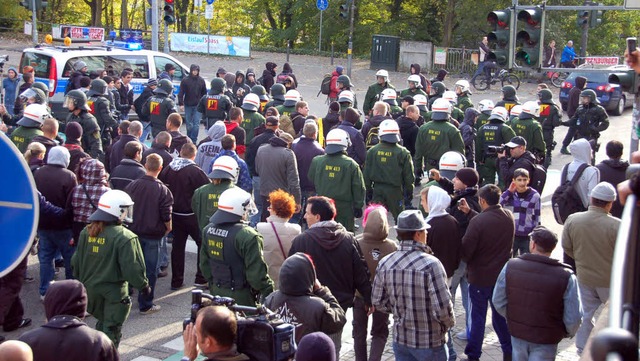 Oktober 2010:  Unter Polizeischutz wur...htsextremen aus der Stadt eskortiert.   | Foto: archivfoto: bz