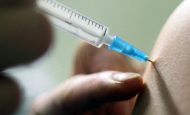 Eine Impfung pikst ein bisschen, ist a...verglichen mit einer FSME-Erkrankung.   | Foto: dpa