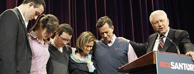 Betet auch  im Wahlkampf viel: Santorum, zweiter von rechts   | Foto: dpa