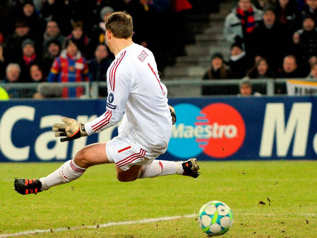 Das Tor des Tages: Manuel Neuer springt hoch und kann den Schuss von Basels Valentin Stocker nicht parieren.