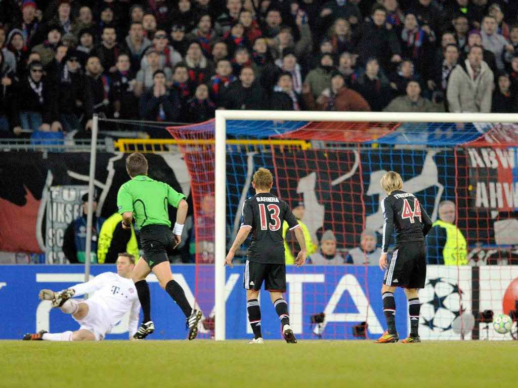 Der Ball geht zum 1:0 fr Basel ins Netz.