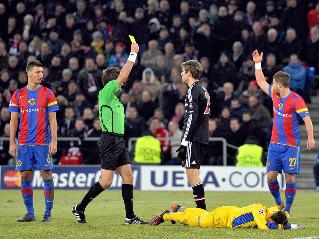 Sommer bleibt liegen, Mller sieht nach seinem Foul Gelb und war fortan der Buhmann im St.-Jakob-Park