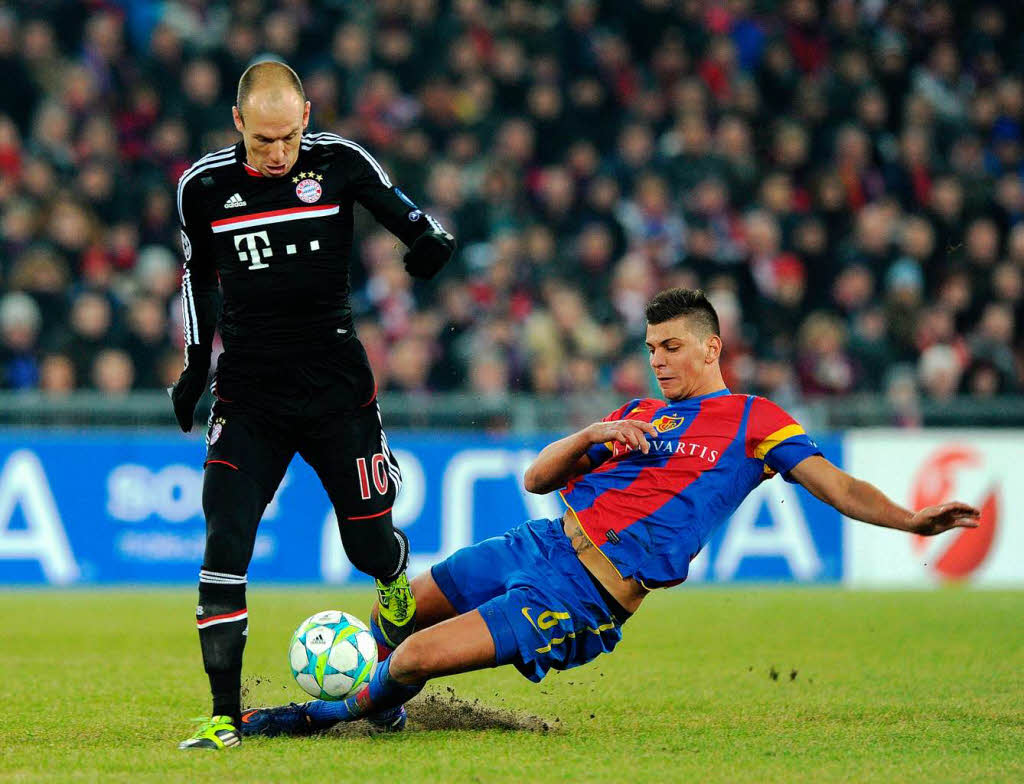 Granit Xhaka (rechts, im Duell mit Arjen Robben) war der aufflligste Basler Spieler gegen die Bayern.