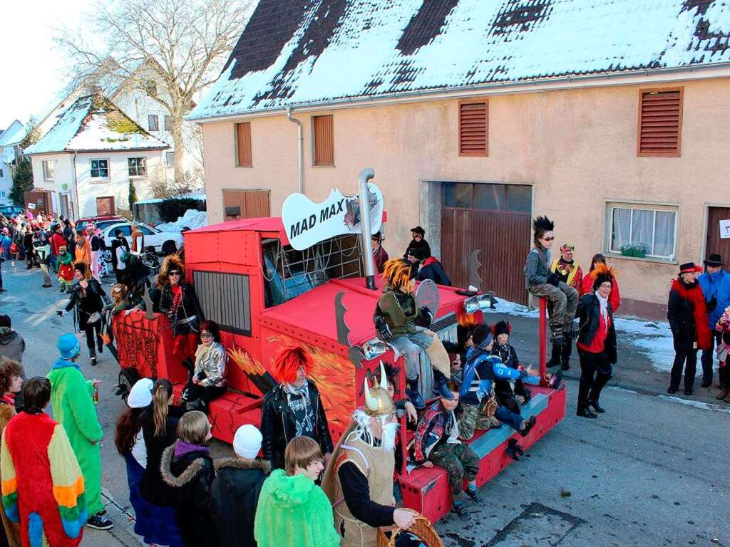 Leinwandheld Mad Max rollte mit recht futuristischen Fahrzeugen durch das Narrendorf.