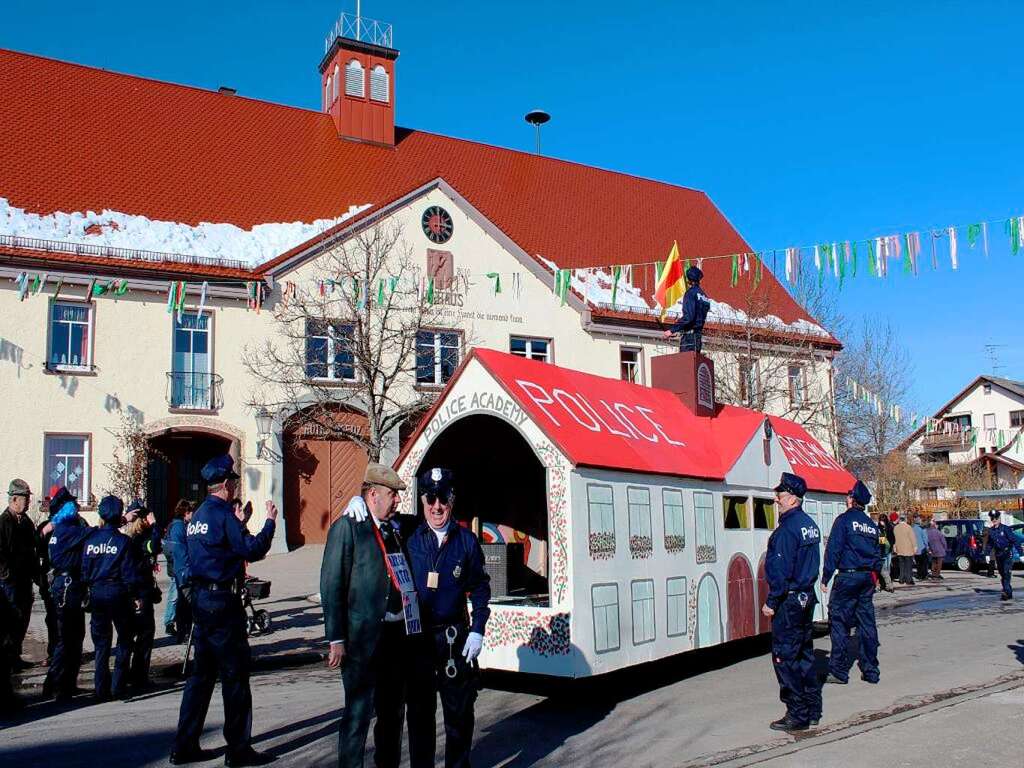 Original und Modell: Die Gruppe um Franz Osachwald machte aus dem Rathaus kurzerhand eine Police Academy.