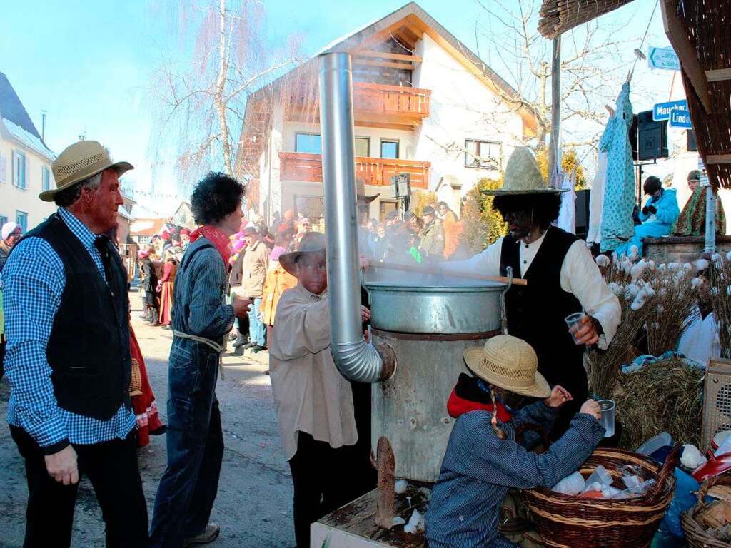 In Onkel Toms Htte rauchte es gestern beim Umzug in Unadingen aus allen Rohren.