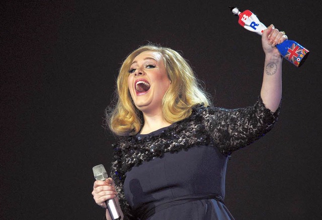 Adele triumphiert bei den Brit Awards.  | Foto: dpa