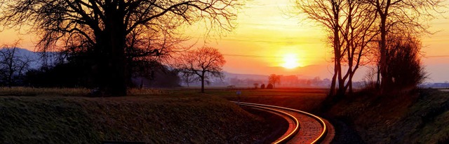 Sonnenuntergang an der Bahnlinie zwischen Riegel und Endingen  | Foto: Hans-Peter Ziesmer