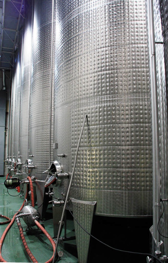 Seit  2011 neu: die Edelstahltanks mit...zitt von vier Millionen Litern Wein.   | Foto: Silvia faller