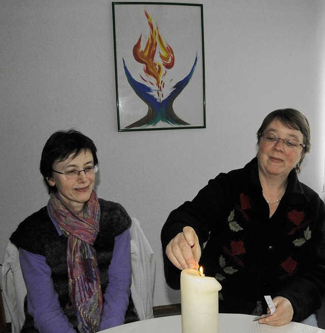 Hildegard Bargenda (links) und Maria B...eben fr Trauernde ein Licht entznden  | Foto: Markus Zimmermann