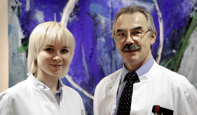 Evgenia Ogorodnikova und Prof. Dr. Volker Schuchardt, Chefarzt der Neurologie  | Foto: Christoph Breithaupt