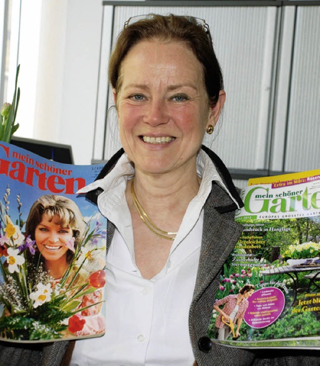 Chefredakteurin Andrea Kgel mit dem ersten (links) und dem aktuellen Heft.   | Foto: gertrude siefke