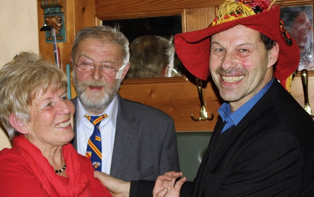 Passt doch wie angegossen: Christoph B...d Winkler (Mitte) hielt die Laudatio.   | Foto: Barbara Schmidt