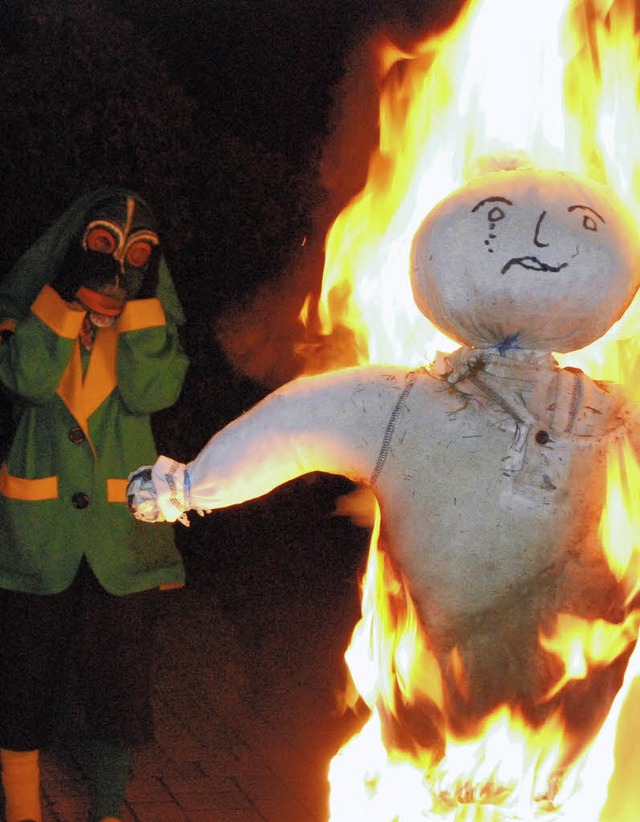 Frau Fasnacht wird in Steinen verbrannt. Und kein Frosch eilt ihr zu Hilfe.  | Foto: Maja Tolsdorf