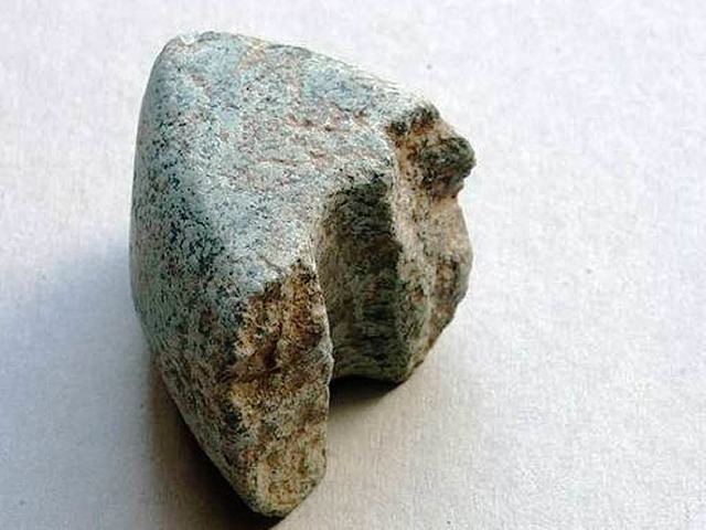 Das Fundstck: ehemals Teil einer kleinen Steinaxt.  | Foto: Peter Pietsch