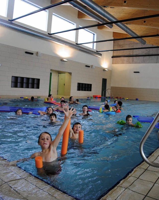 Gerade fr Kinder, die schwimmen lerne...t seinem anhebbaren Beckenboden ideal.  | Foto: Ralph Fautz
