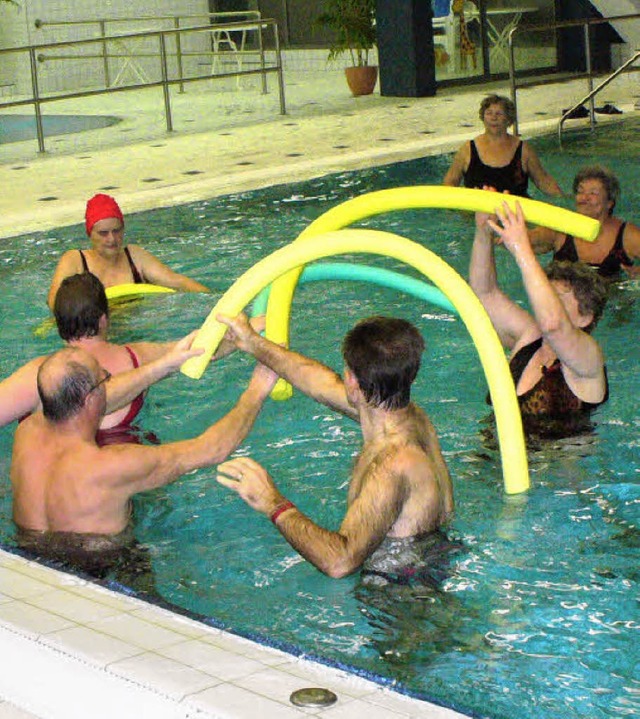 Wassergymnastik, eine Sportgruppe des ...portvereins  im Lrracher  Hallenbad.   | Foto: BRSV