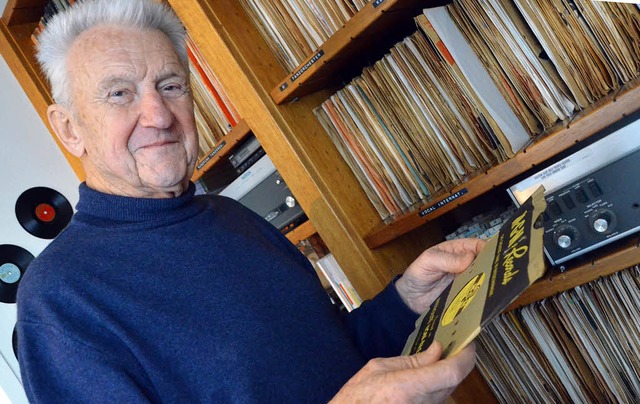 Werner Bche freut sich ber seine  stattliche Schellackplatten-Sammlung.   | Foto: Barbara Ruda