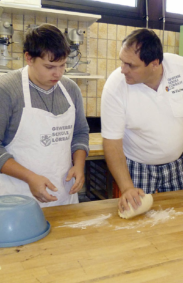 Das Brezeln backen zeigte ein Berufssc...ugendlichen der Michael-Gemeinschaft.   | Foto: Privat