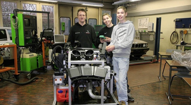 Lehrer Thomas Gassert freut sich  mit ...erufsfachschule ber den neuen Motor.   | Foto: markus dold