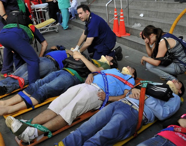 Bereit zum Transport: Verletzte am Mittwoch im Bahnhof Once  | Foto: dpa